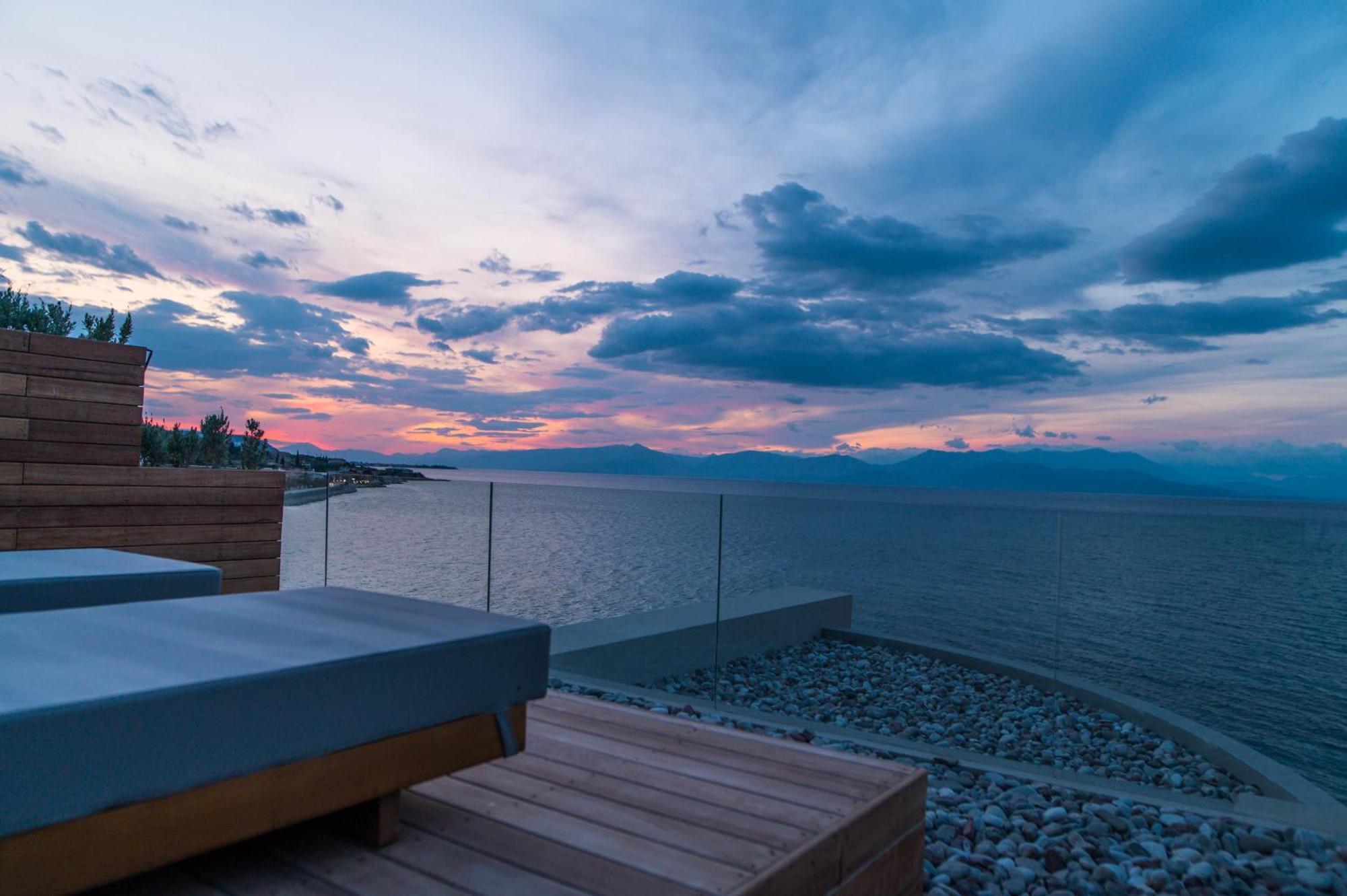 Alissachni Seaside Hotel Dhervénion Ngoại thất bức ảnh